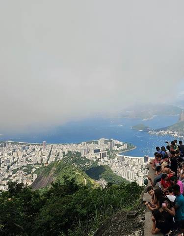 Panoramic view of a city with mountains and the sea.