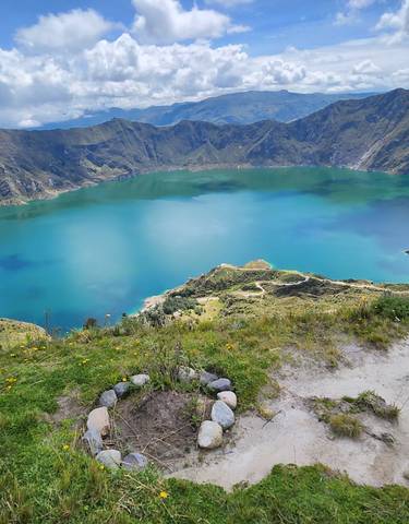 Stunning view of a lake surrounded by mountains.