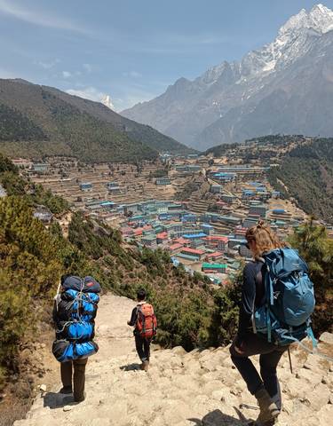 A view over a colorful village in a mountainous landscape.