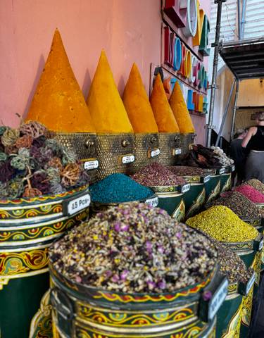 A vibrant spice market with a variety of colors.
