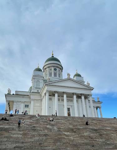 White neoclassical building with a cathedral style.