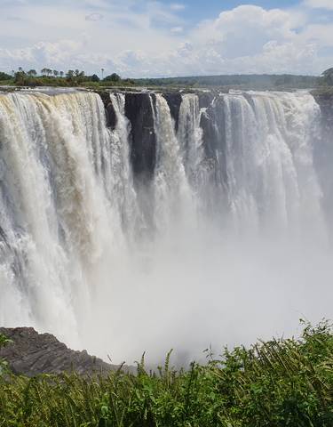 Victoria Falls with cascading water and mist.