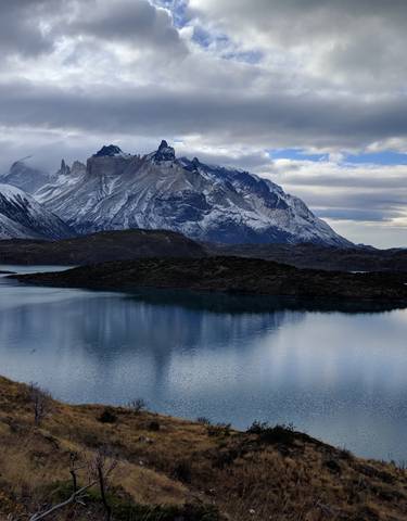 Panoramic view of a lake with surrounding mountains.