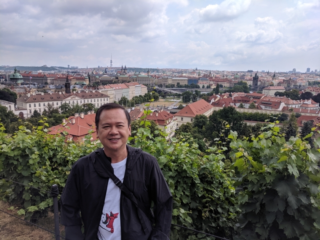 Man with panoramic view of a cityscape.
