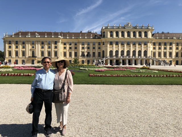 Couple posing in front of Schönbrunn Palace