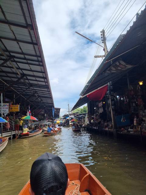 A busy floating market with boats and people.