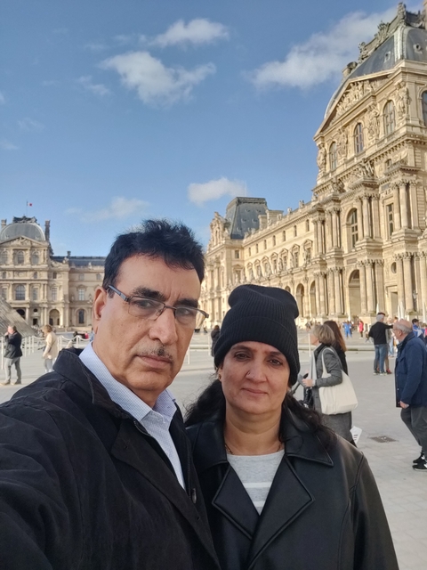 Couple in front of a famous historical building.