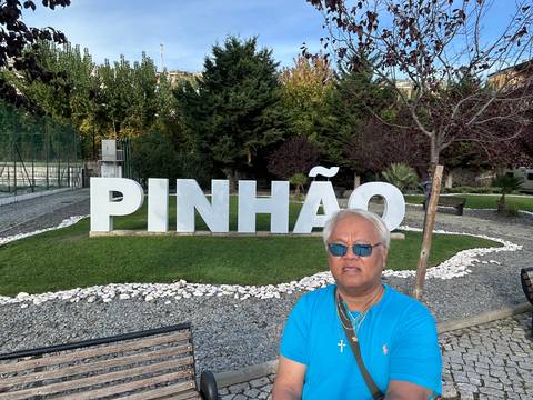 Person with Pinhao sign in upside-down view.