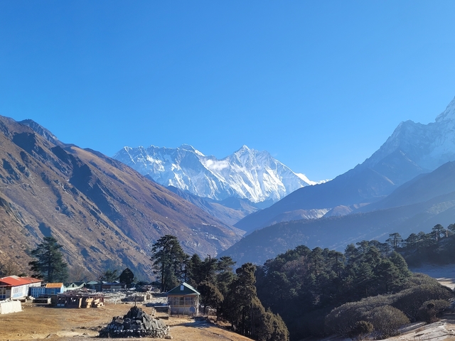 Panoramic view of Everest with clear skies.