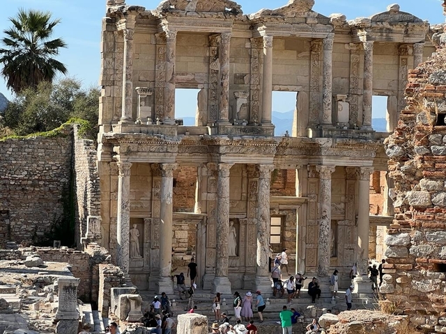 Facade of an ancient library with columns and ruins.
