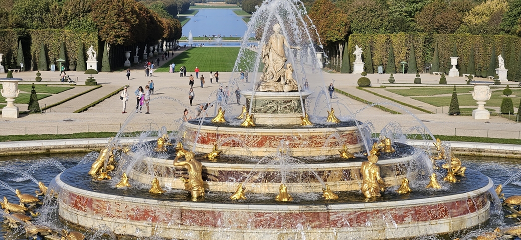Fountain with ornate golden sculptures