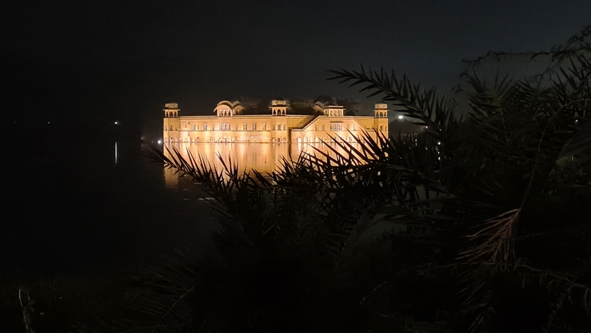 Night view of Jal Mahal with a reflection in the lake.