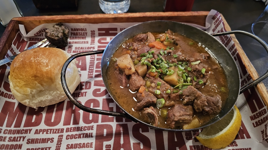 Stew in a pan served with bread