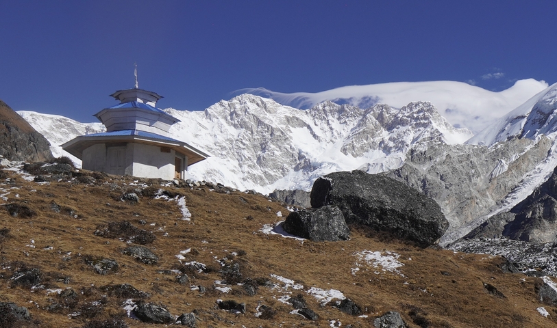 Chorten with mountains in the background