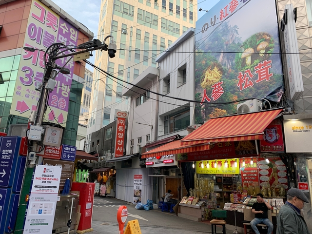 Street view with buildings and signage in Korean.