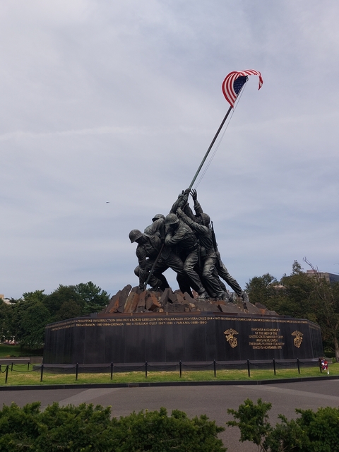 Marines statue raising a flag at a monument.