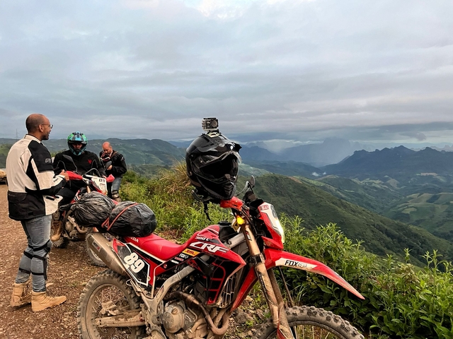 Group of people with bikes on a mountain.