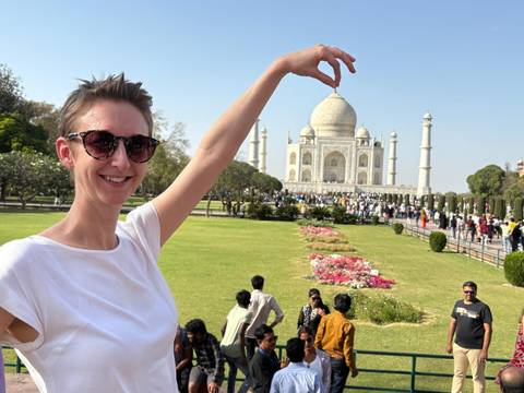 Woman posing with an iconic monument in the background.
