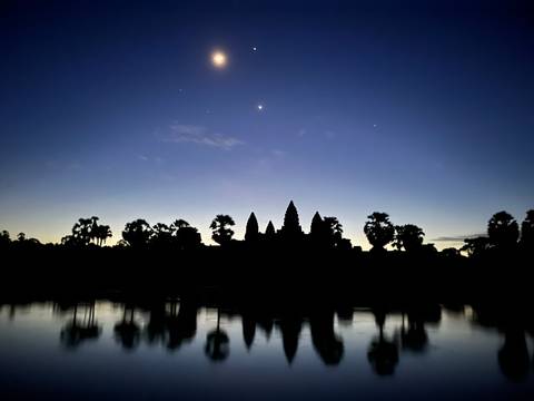 Silhouette of Angkor Wat during twilight.