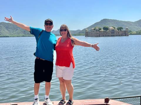 Couple posing in front of Jal Mahal