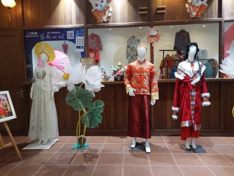 Display of mannequins in traditional costumes in a shop.