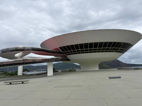 Futuristic saucer-shaped Niterói Contemporary Art Museum against cloudy skies.