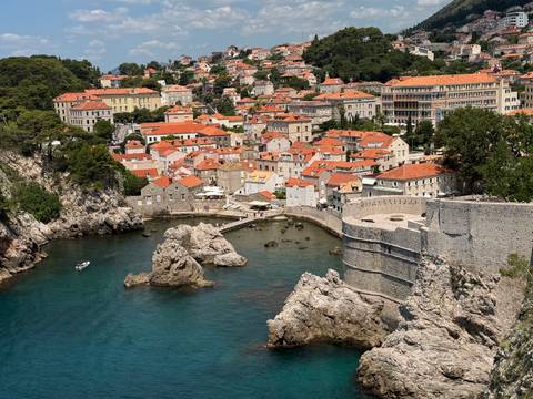 Panoramic view of Dubrovnik’s old town with fortified walls and turquoise Adriatic waters