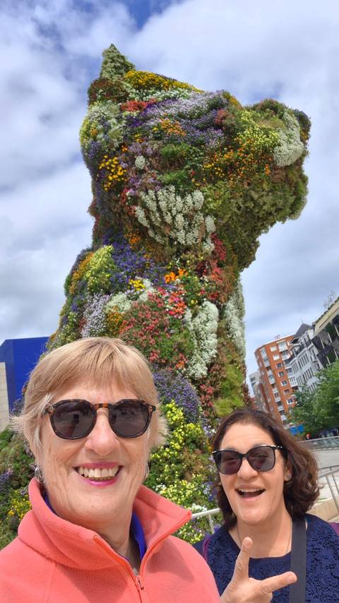 Self-portrait with the colourful flower-covered Puppy sculpture outside the Guggenheim Museum.