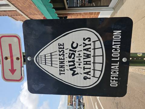 Directional sign for Tennessee Music Pathways declaring an official location on a street pole
