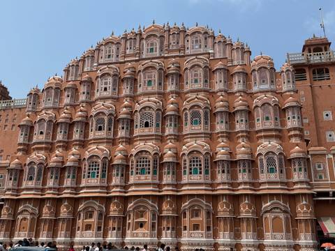 Close-up façade of the terracotta-coloured Hawa Mahal with hundreds of ornate windows.