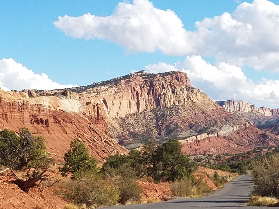 Vue panoramique de formations rocheuses rouges sur un ciel bleu.