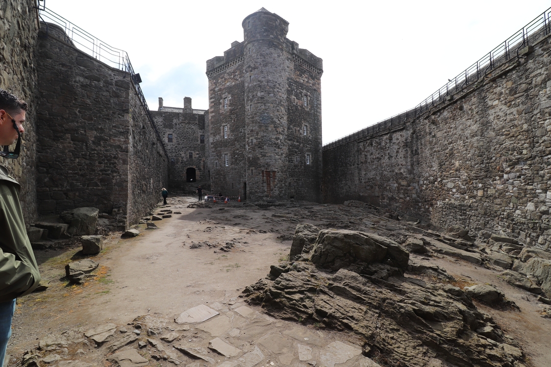 Vue de la cour intérieure d'un château historique en pierre.