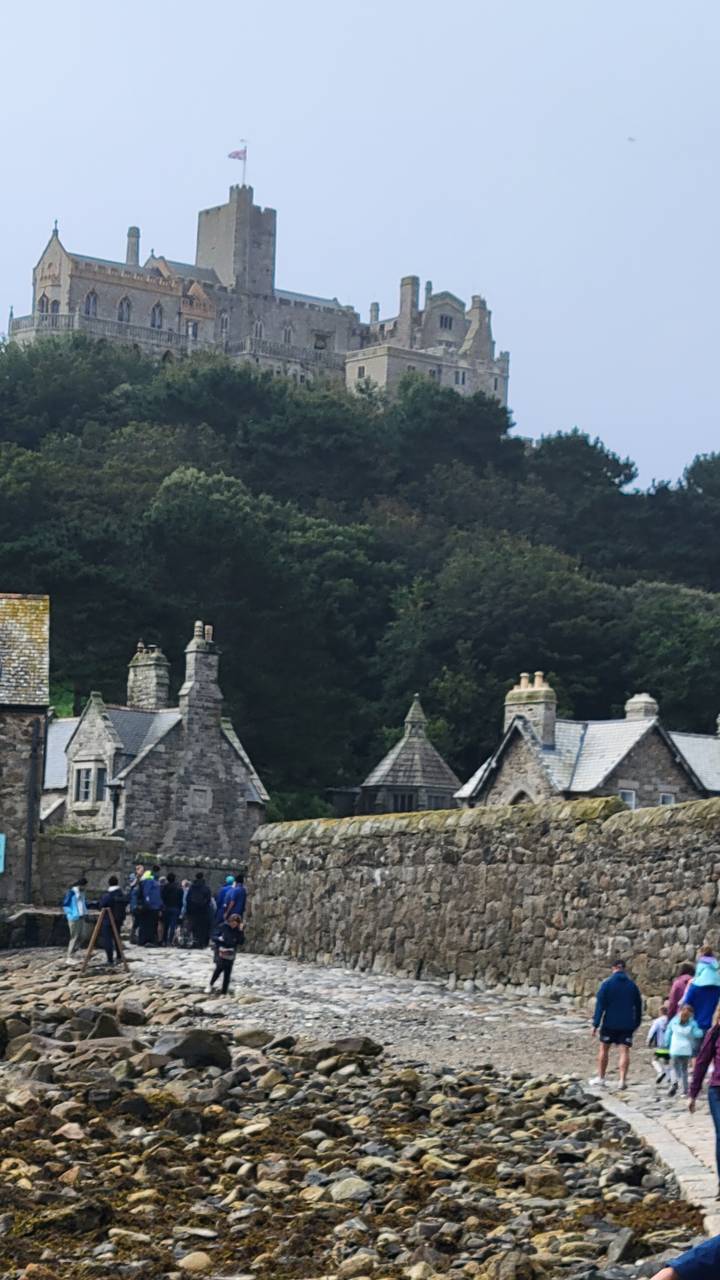 Sentier de promenade avec des bâtiments historiques et un château au loin