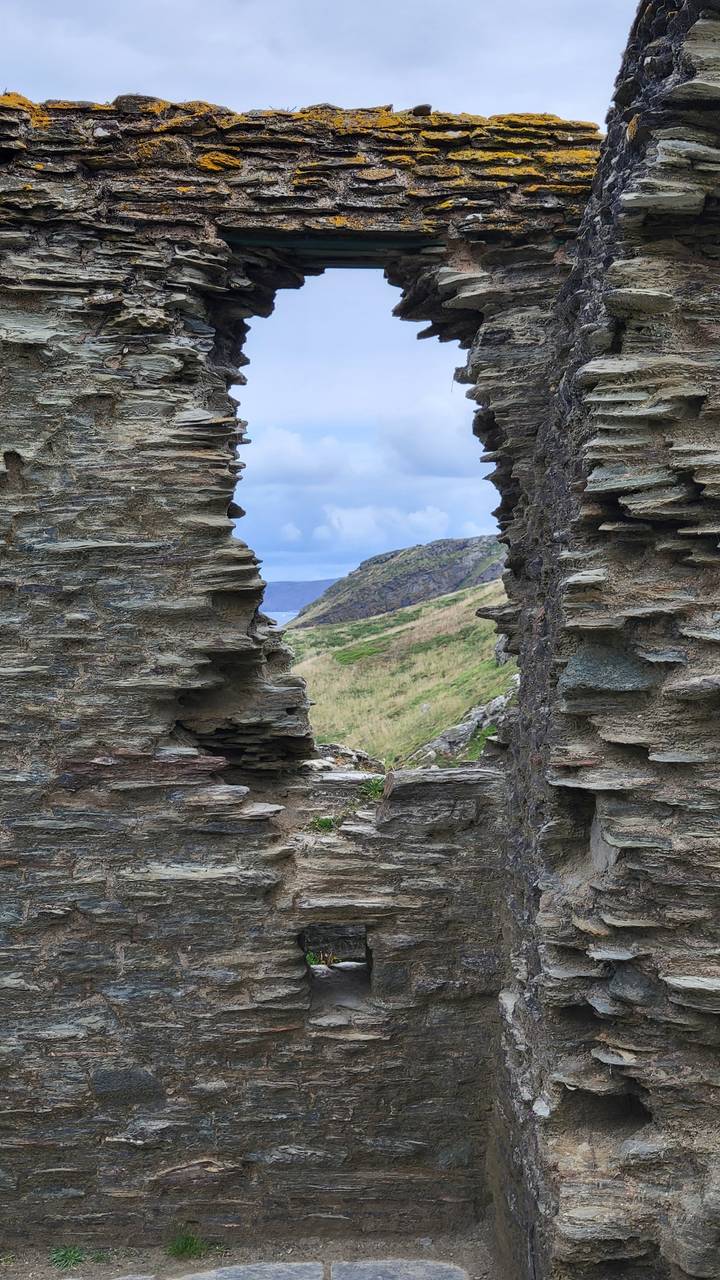 Ruines de pierre avec une vue à travers une fenêtre sur une falaise côtière