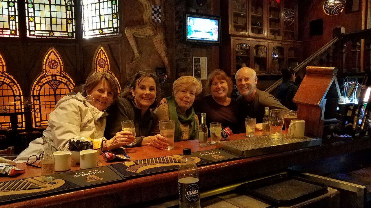 Groupe d'amis profitant de boissons dans un pub.