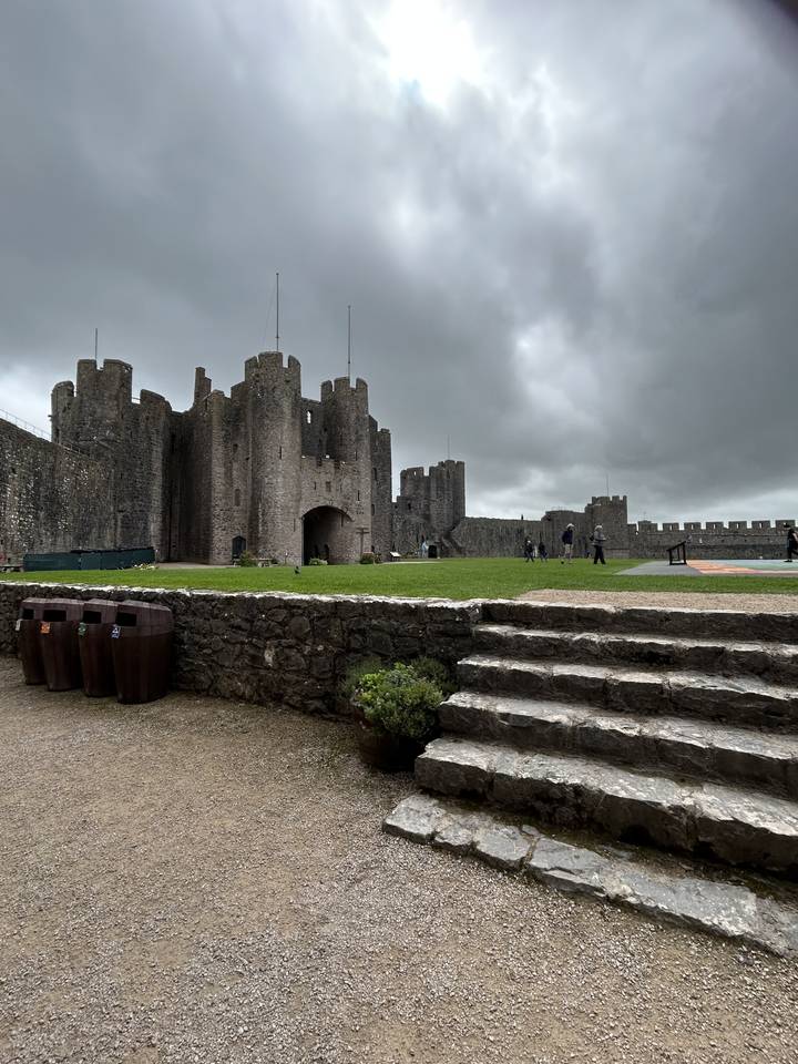 Ruines de château historique avec escalier en pierre.