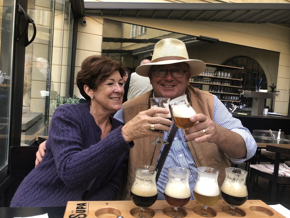 Couple profitant de boissons ensemble dans un café en plein air.