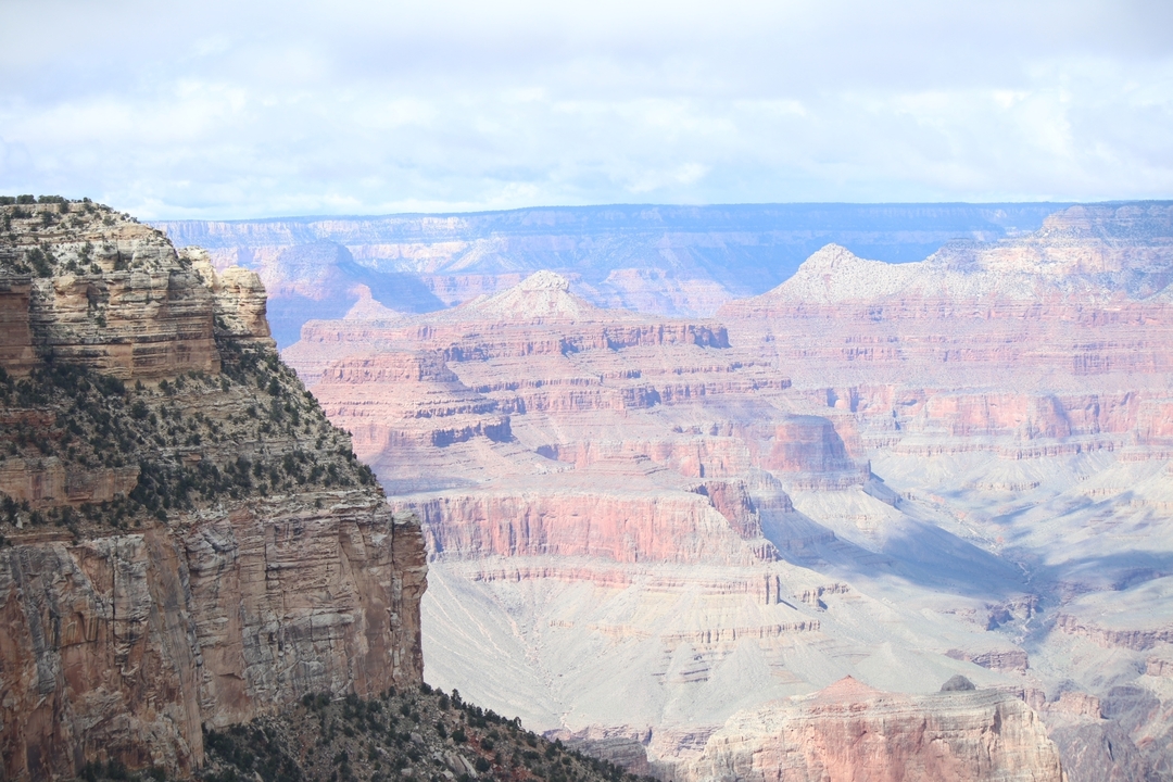Le Grand Canyon avec ses vastes étendues et ses formations rocheuses stratifiées.