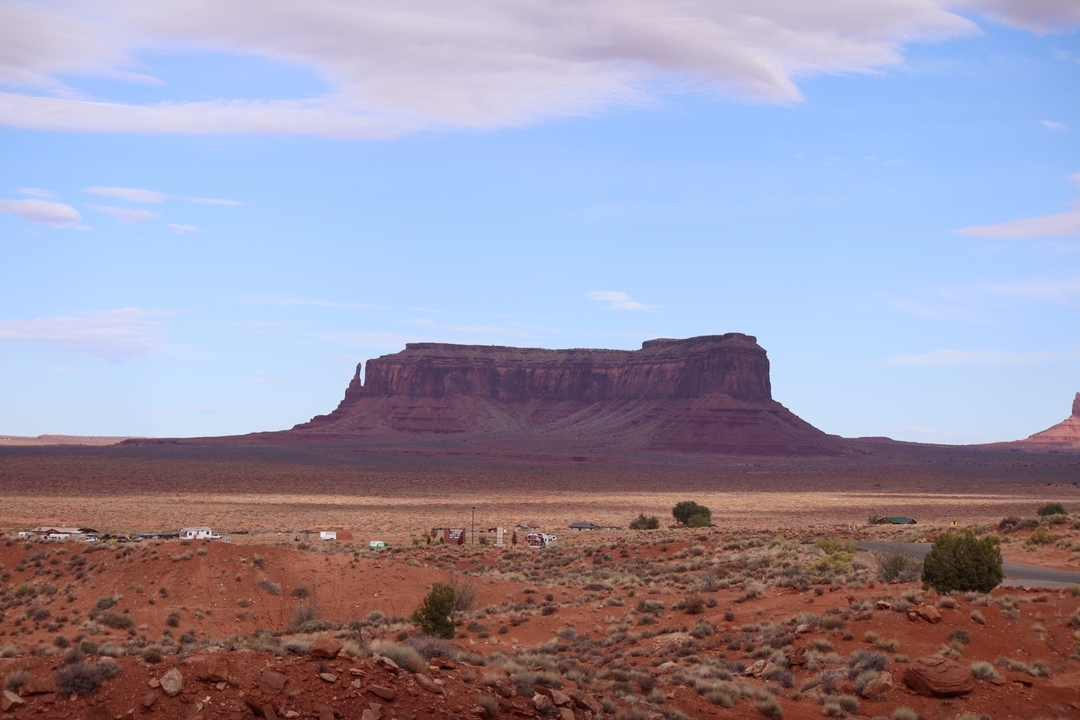Monument Valley sous un ciel clair et bleu.