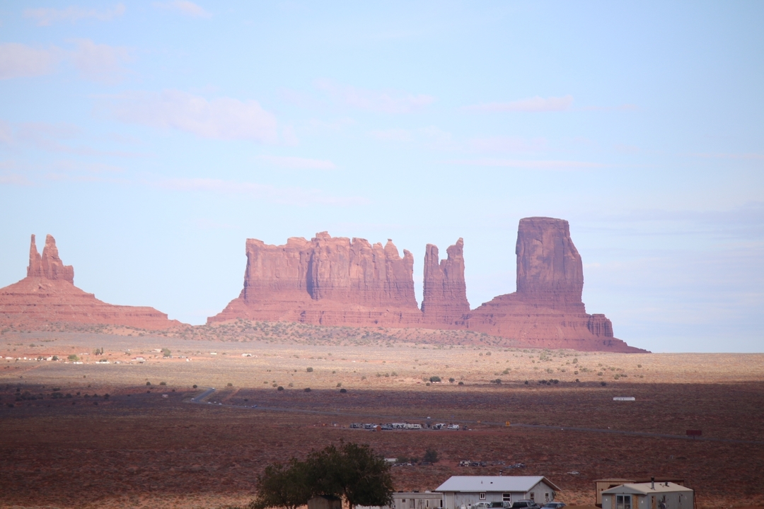 Silhouette de Monument Valley avec un ciel dégagé.