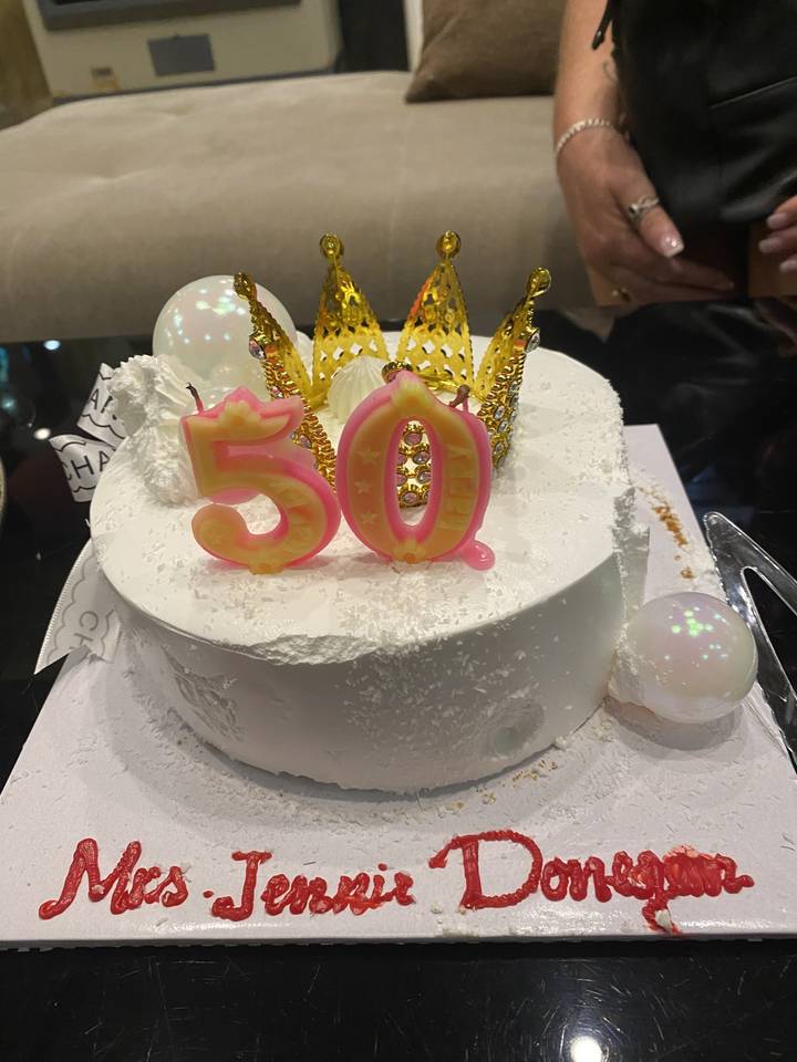 Gâteau d'anniversaire décoré avec le chiffre 50.