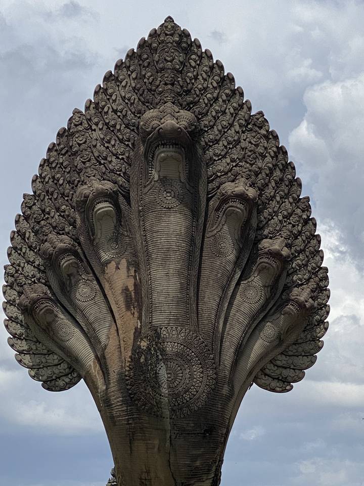 Sculpture de Naga à l'entrée d'un temple ancien, Siem Reap, Cambodge.