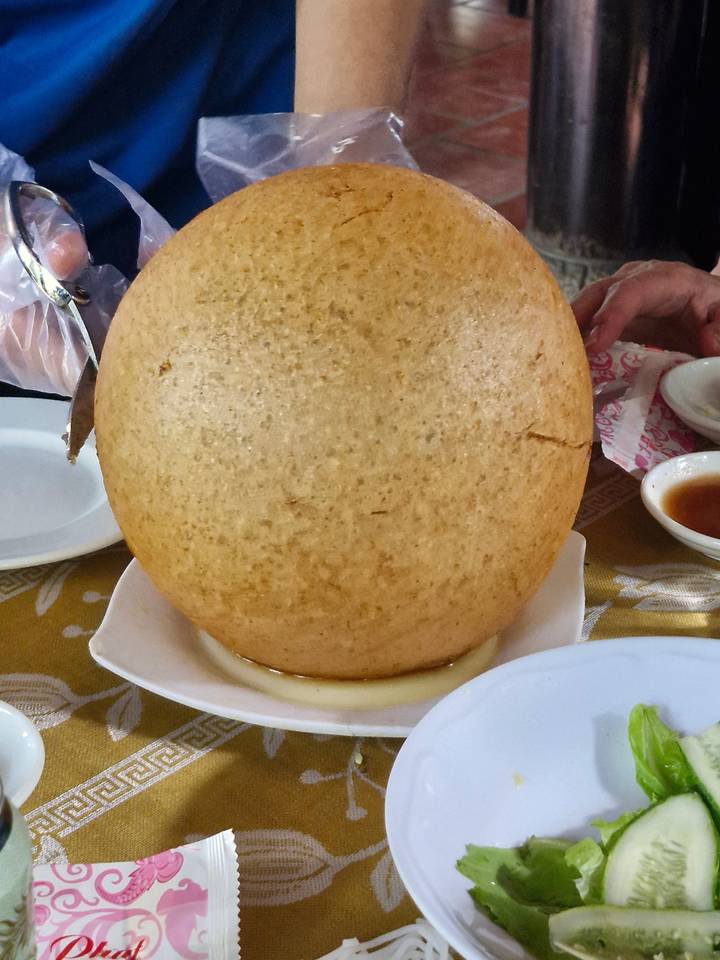 Grand plat cuisiné sur une table.