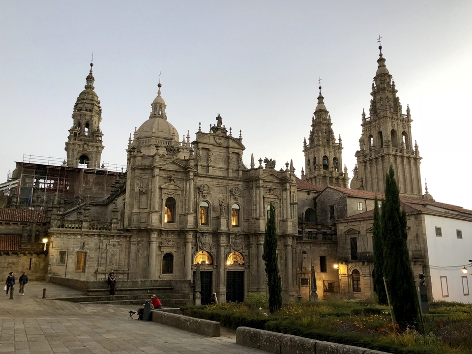 Place de la cathédrale historique éclairée le soir.