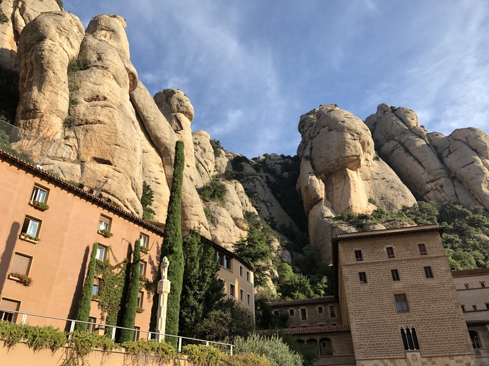 Paysage montagneux dramatique avec des formations rocheuses uniques.