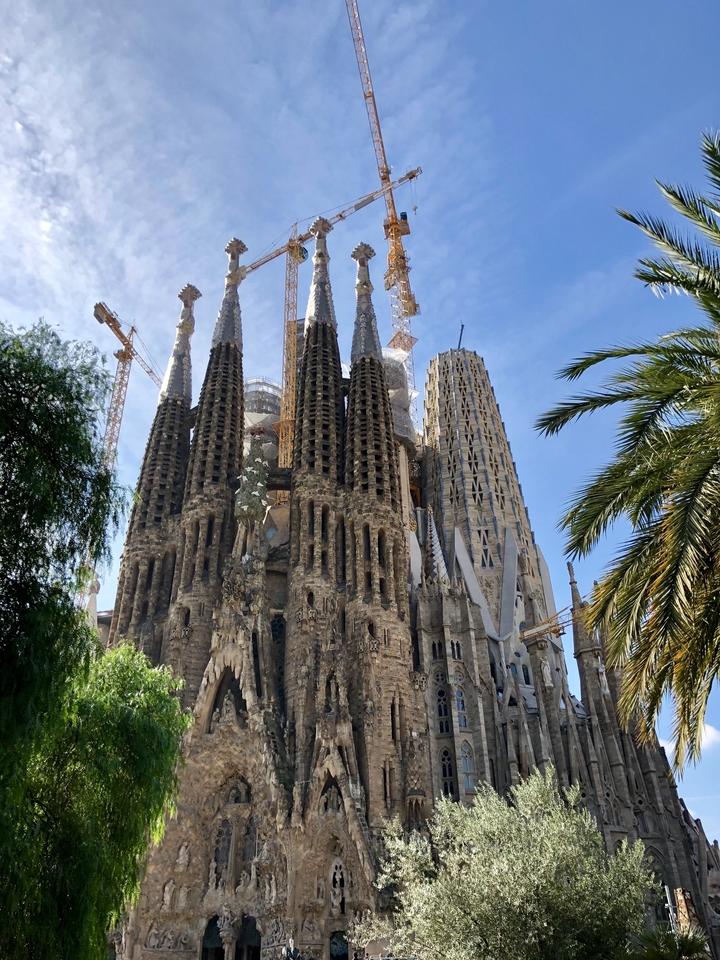 La célèbre Sagrada Familia en construction avec des touristes visibles.
