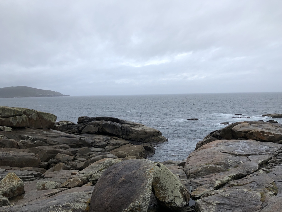 Côte rocheuse avec une mer calme.