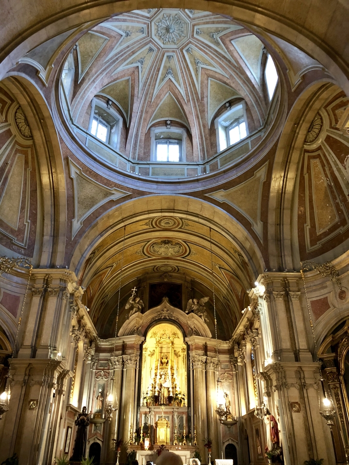 Intérieur d'église orné avec des arcs et des figures religieuses.