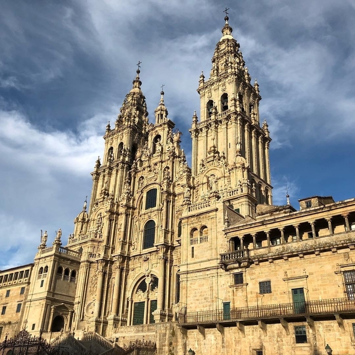 Cathédrale imposante aux détails architecturaux ornés.