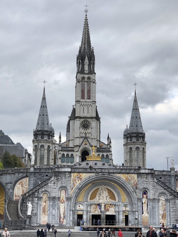 Majestueuse église aux trois hautes flèches.